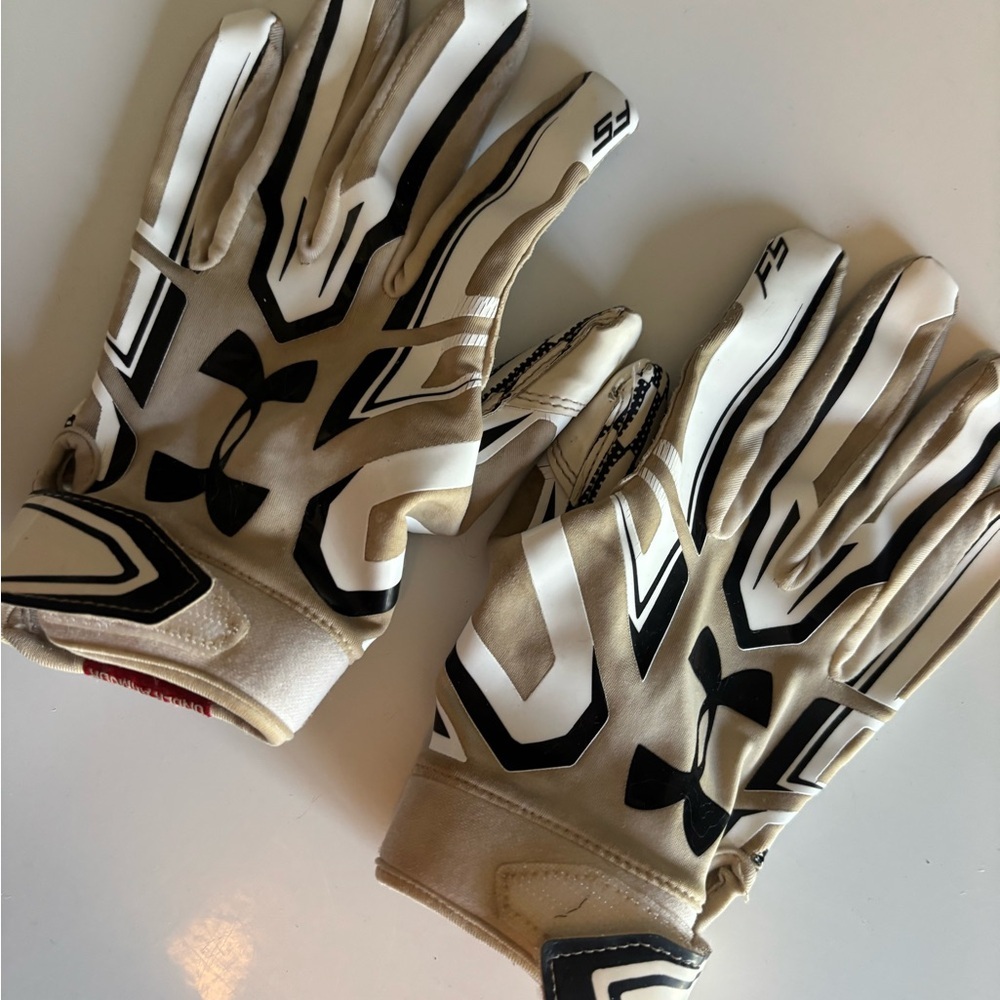 Under Armour Black and Cream Sports Gloves